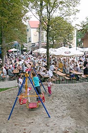 Spielplatz im Blick des Biergartens (Foto: MartiN Schmitz)